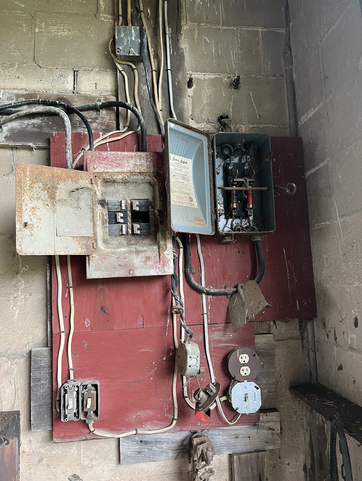 Old electrical panel and meter setup before upgrade